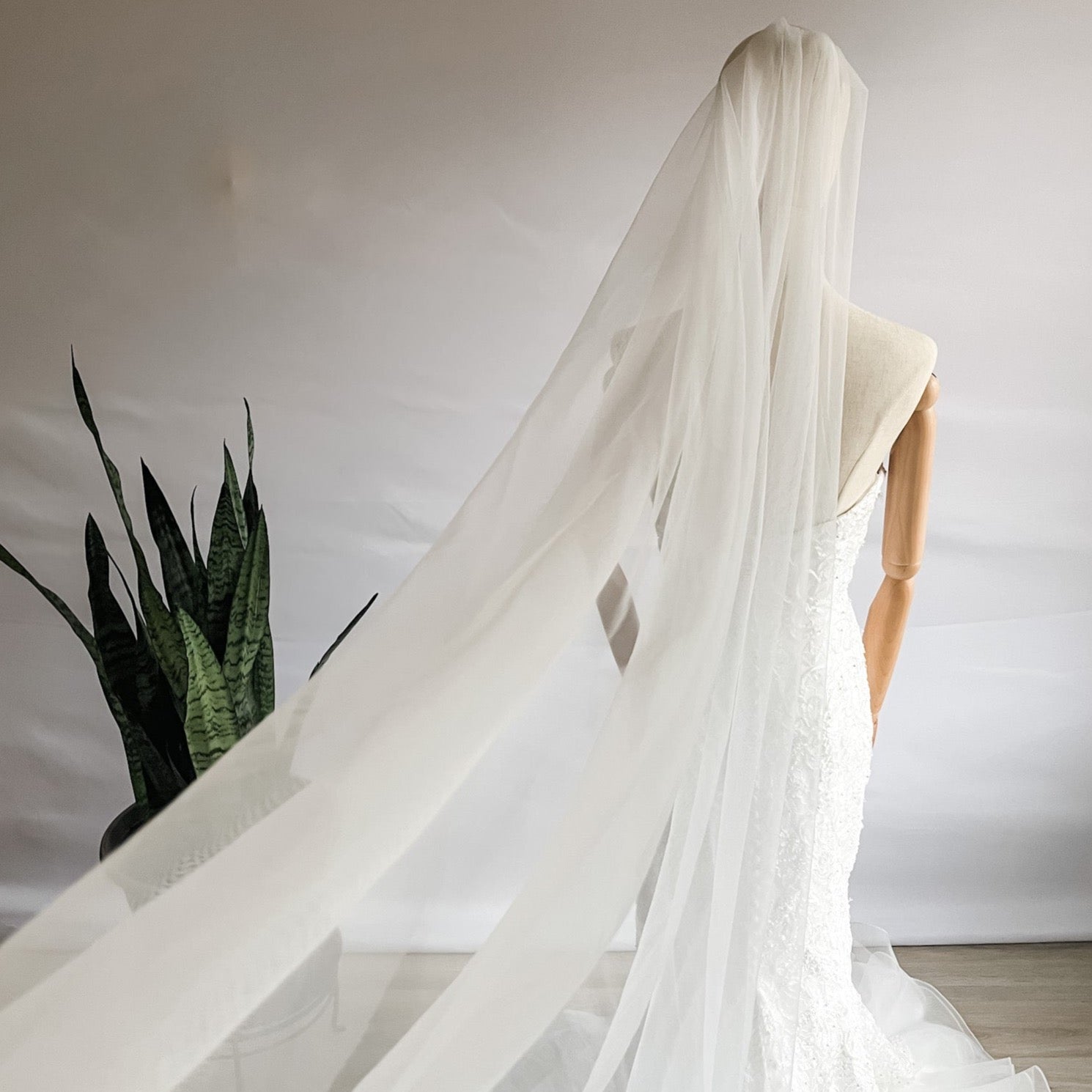 http://www.papiroflowers.com/cdn/shop/products/classic-bridal-veil-616489.jpg?v=1692419003