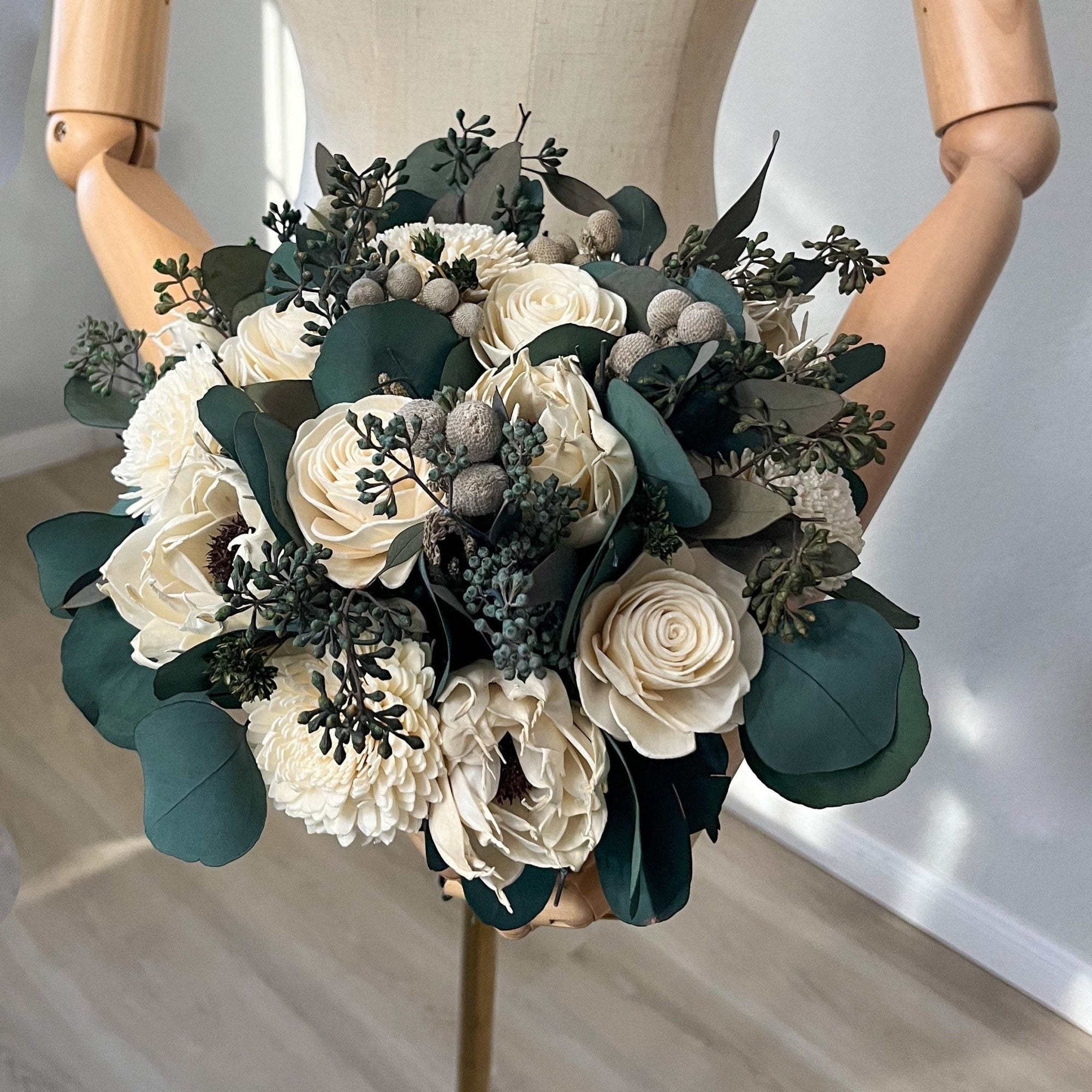 Ivory Serenity: A Beautiful Bouquet of White and Green Flowers - Papiro