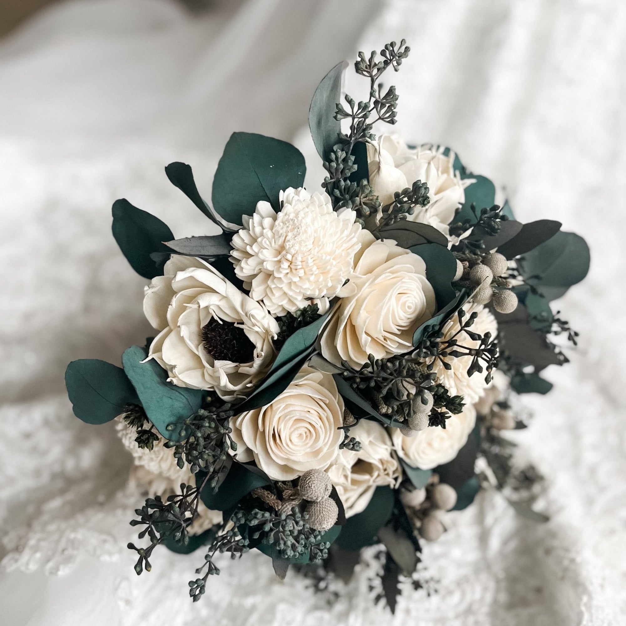 Ivory Serenity: A Beautiful Bouquet of White and Green Flowers - Papiro