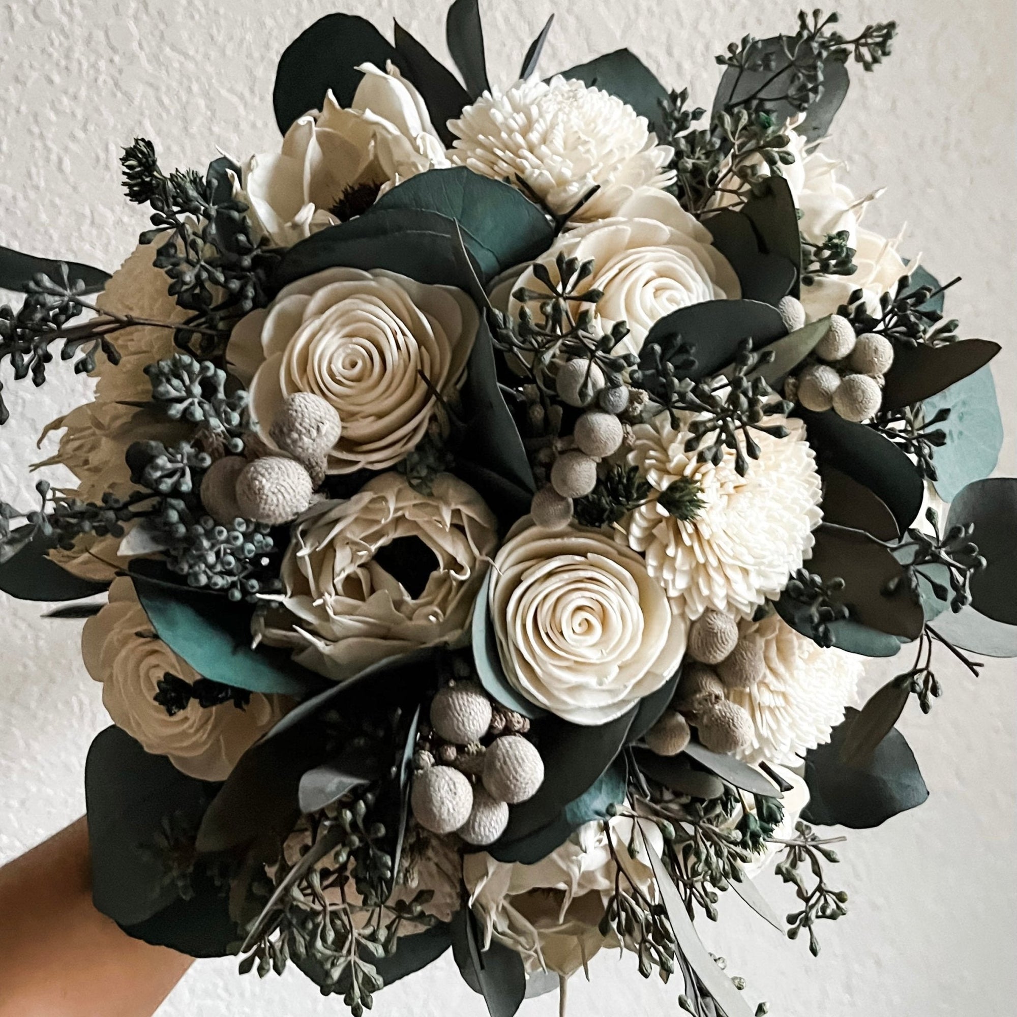 Ivory Serenity: A Beautiful Bouquet of White and Green Flowers - Papiro